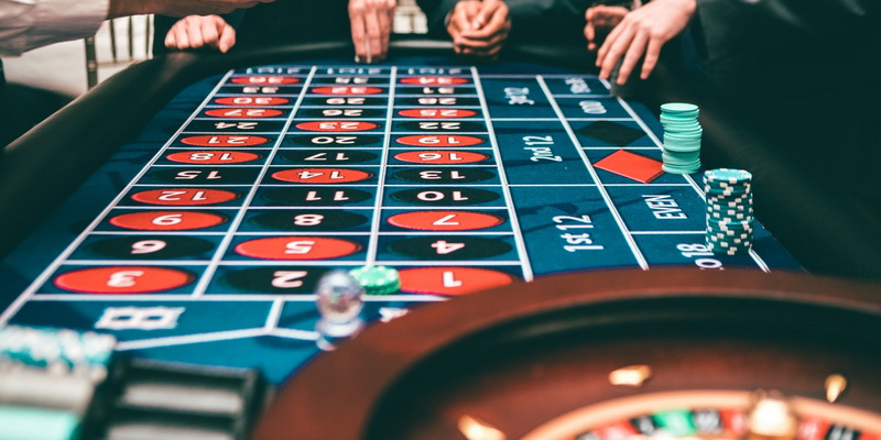 Martingeilo strategija - kazino ruletės stalas ir ratas